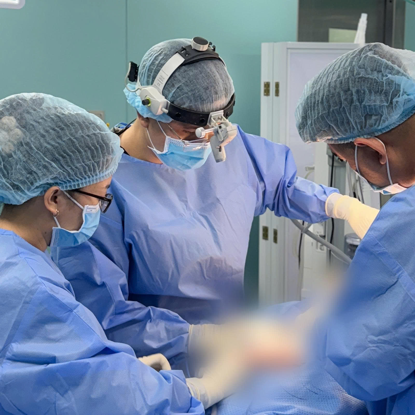  ThS. BS Lê Hoàng Vinh đang thực hiện một ca phẫu thuật hút mỡ bụng