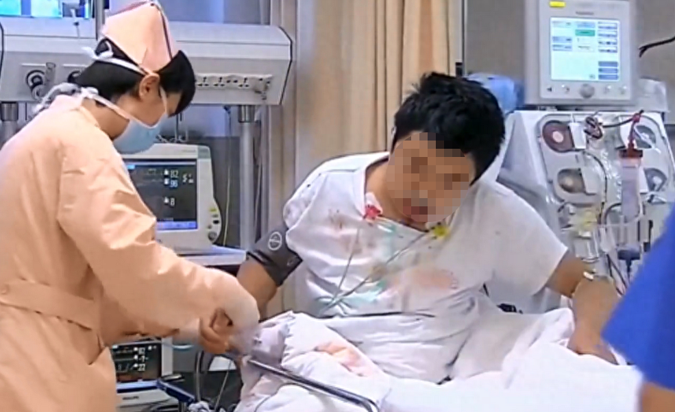 Chàng trai mới 20 tuổi đã phải chạy thận suốt phần đời còn lại, bác sĩ lắc đầu: 1 năm trước cơ thể đã kêu cứu nhưng đều bị bỏ qua - Ảnh 1.