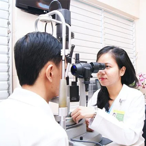 Bác sĩ CKII Trần Thị Thanh Hồng - công tác tại khoa Dịch kính - Võng mạc, Bệnh viện Mắt thành phố Hồ Chí Minh.