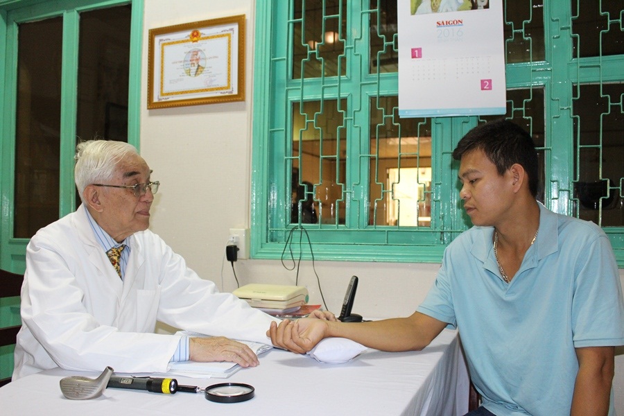 Bác Sĩ Đỗ Hữu Định – Thầy thuốc ưu tú, chuyên gia y học cổ truyền hàng đầu Tp.HCM.