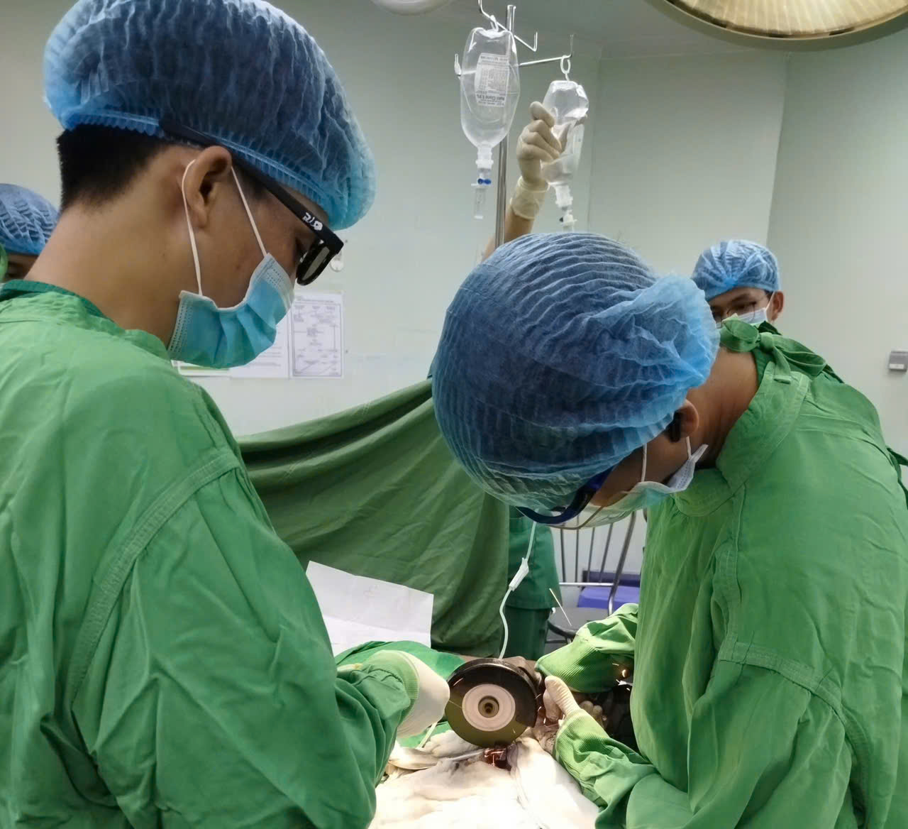 Bác sĩ dùng máy cắt cứu người đàn ông gặp nạn vì “nâng cấp”…dương vật - Ảnh 1.