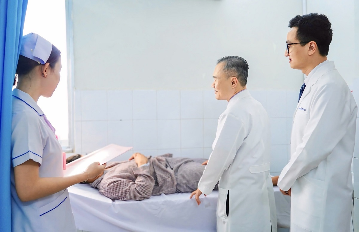 Bé trai suýt mất tinh hoàn do cố chịu đau, bác sĩ cảnh báo - Ảnh 1.