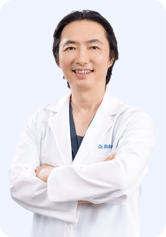 Tiến Sĩ Bác Sĩ Richard Huy - Giám đốc Chuyên môn kiêm Trưởng khoa Phẫu thuật Tạo hình Thẩm mỹ Bệnh viện Thẩm mỹ Kangnam.