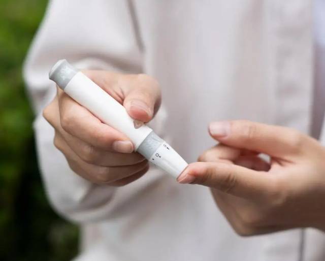 Không chỉ đồ ngọt: 3 nhóm thực phẩm quen thuộc có thể khiến đường huyết tăng và vòng eo ngày càng lớn - Ảnh 1.
